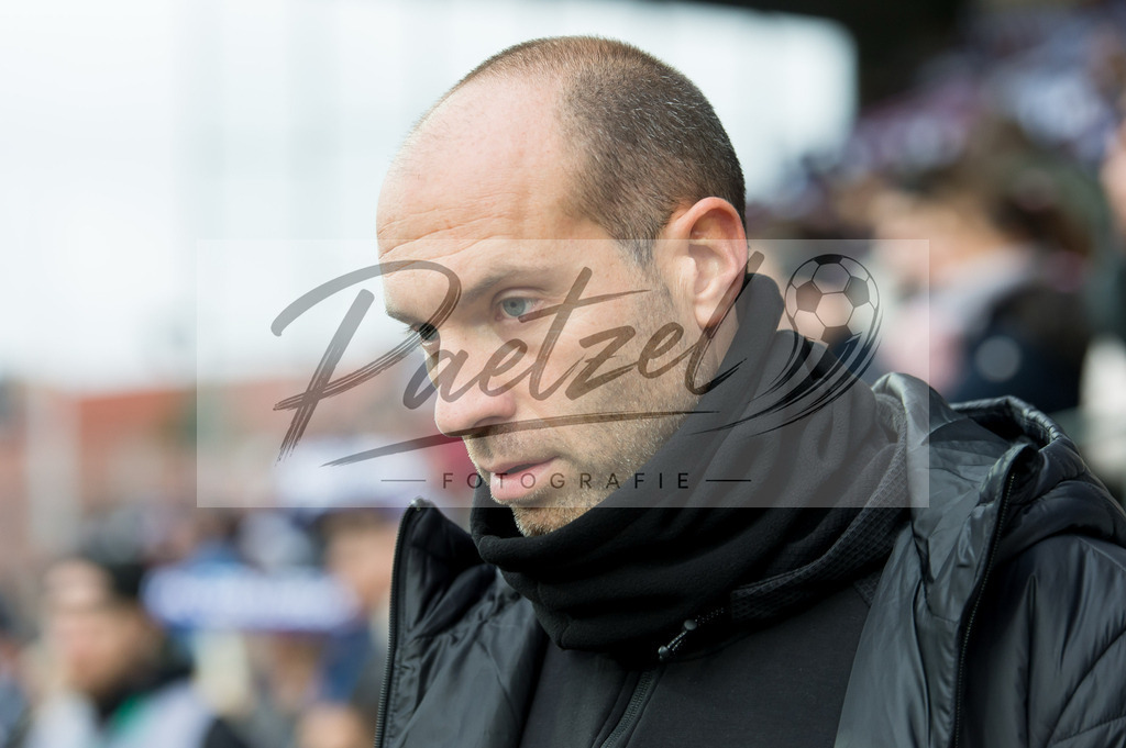 OSNTSV20211106_153 | Fussball, Herren: Trainer Daniel Scherning (VfL Osnabrueck) schaut bei dem Spiel der 3. Liga zwischen VfL Osnabrueck und TSV 1860 Muenchen im Stadion an der Bremer Bruecke am 06.11.2021 in Osnanbrueck, Deutschland.DFB / DFL REGULATIONS PROHIBIT ANY USE OF PHOTOGRAPHS AS IMAGE SEQUENCES AND/OR QUASI-VIDEO. - Realisiert mit Pictrs.com
