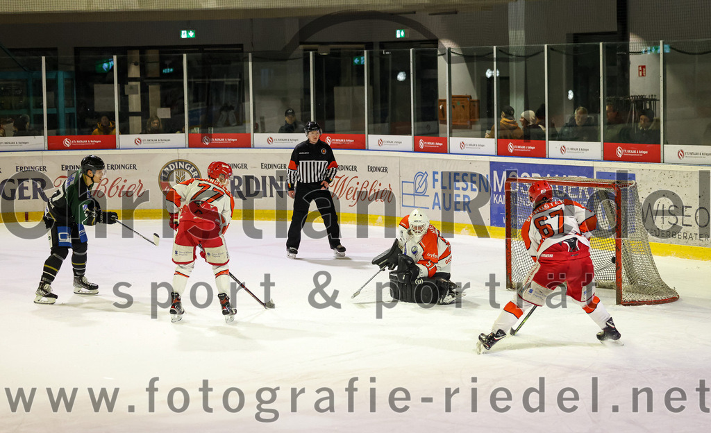 2022-12-02_139_TSV_Erding_gegen_EV_Pegnitz | Erding, Deutschland, 02.12.2022:
Eishockey, Bayernliga 2022 / 2023, 17. Spieltag, TSV Erding gegen EV Pegnitz, Endergebnis: 9:3

Mark Waldhausen (Erding Gladiators, #27), Bastian Heringklee (EV Pegnitz, #77), Torwart Filip Rieger (EV Pegnitz, #51), Eric Schuster (EV Pegnitz, #67)

Foto: Christian Riedel / fotografie-riedel.net