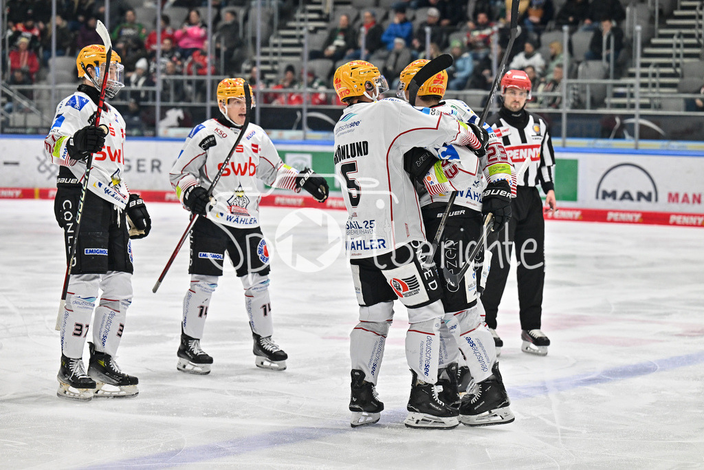 Augsburger Panther - Fischtown Pinguins | Jubel der Gaeste nach dem Treffer zum 0-3 durch Maxim RAUSCH (Fischtown Pinguins 53) / Freude / Happy / tor / torschuetze / DEL: Augsburger Panther - Fischtown Pinguins, Curt Frenzel Stadion am 08.01.2025
