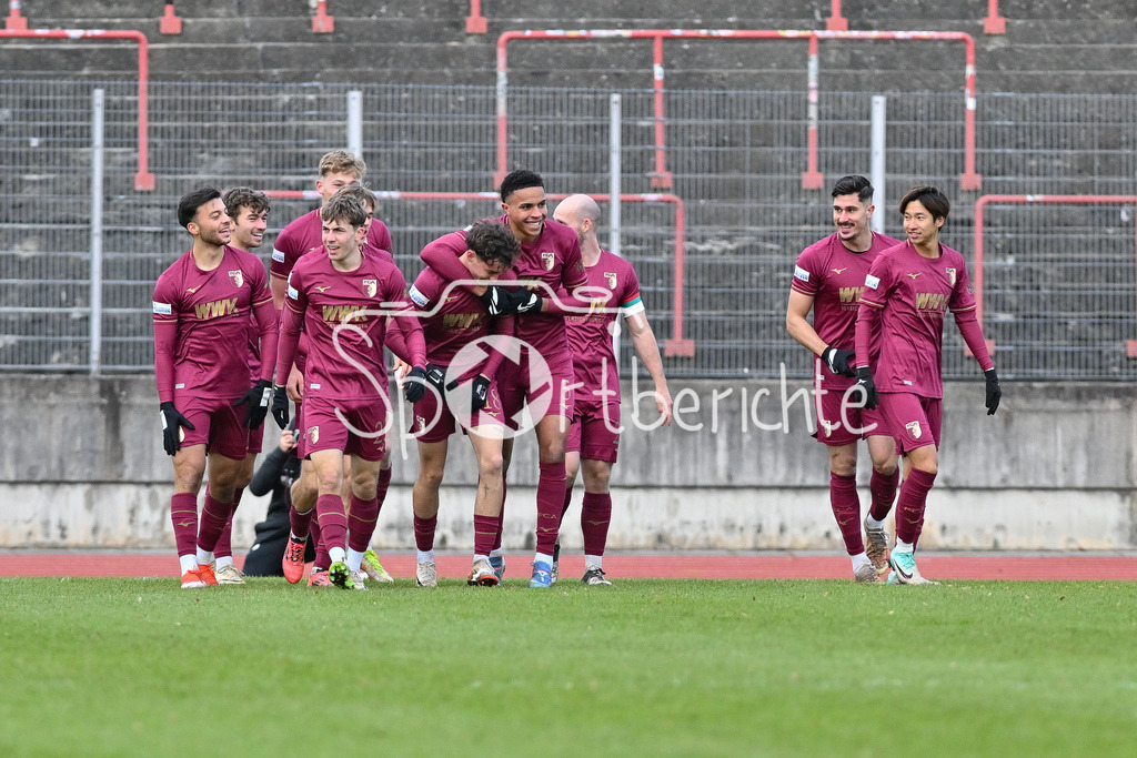 TSV Schwaben Augsburg - FC Augsburg II | Jubel der Gaeste nach dem Treffer zum 0-1 durch Tobias HORN (FC Augsburg II 18) / Tor / Torschuetze / Freude / Happy / Regionalliga Bayern: TSV Schwaben Augsburg - FC Augsburg II, Rosenaustadion am 23.11.2024