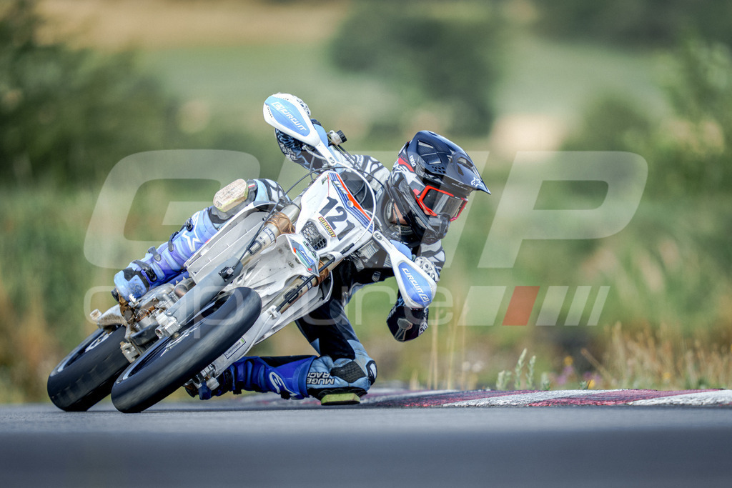 SuperMoto_Staatsmeisterschaft_Fuglau-304 | GRIPcapture steht für authentische Sportfotografie in Österreich – für Momente, die mehr sind als Geschwindigkeit oder Ergebnis. Es geht um Emotion, Spannung, Fokus und den Augenblick, der oft nur einen Wimpernschlag dauert.Ob Motorsport, Teamsport oder 