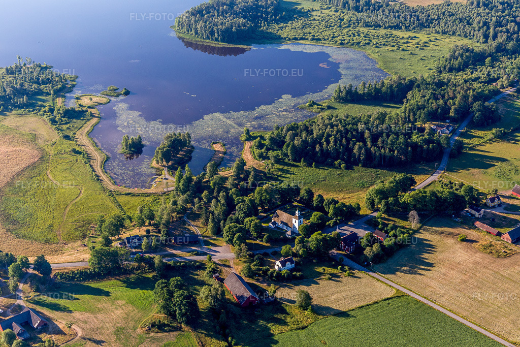 Vue aérienne: Nénuphars du lac Salen aux eaux couleur de lande près de l'église Blädinge dans le Småland à Blädinge dans le département Kronoberg, Suède.Photo: IMG_108114.jpg prise le 28/06/2018 par Werner Riehm/FLY-FOTO.euRésolution de l'original: 5472 x 3648 px