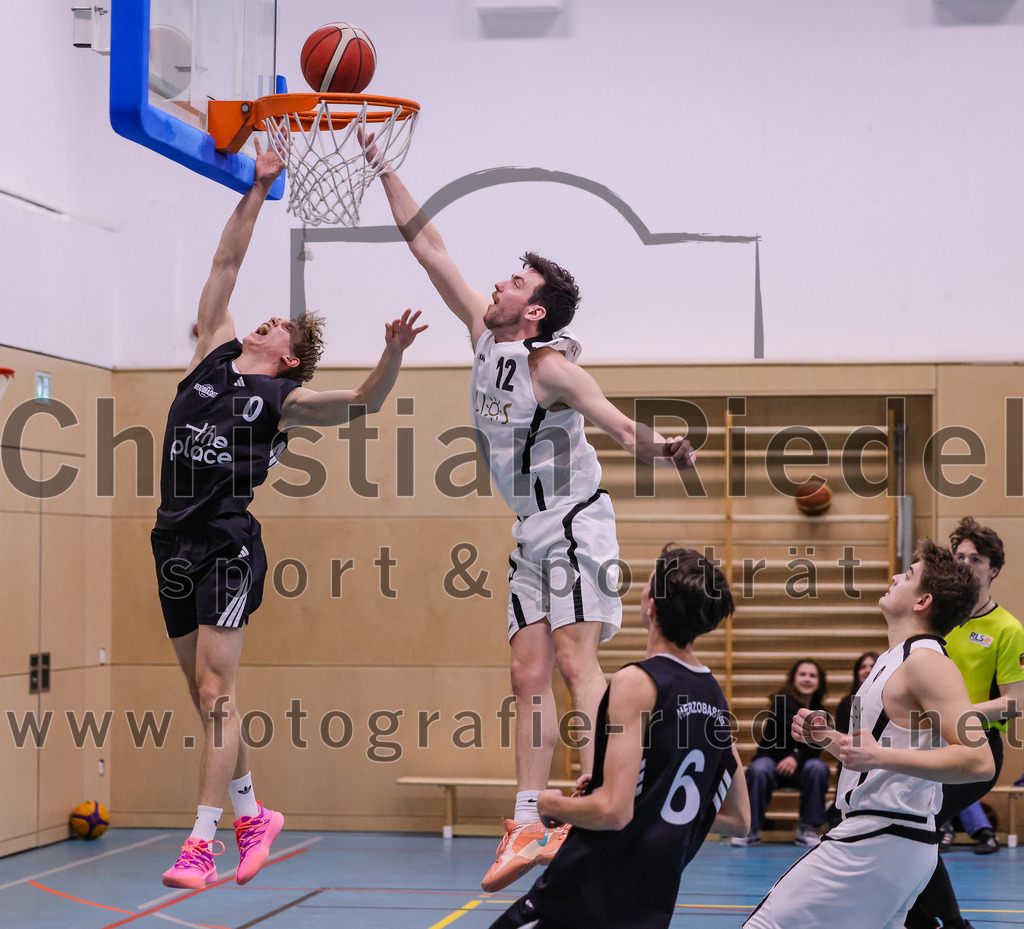 2026-01-31_082_TSV_Vaterstetten_gegen_TS_Herzogenaurach | Vaterstetten, Deutschland, 31.01.2026:Basketball, 2. Regionalliga Süd 2025 / 2026, 14. Spieltag, TSV Vaterstetten gegen TS Herzogenaurach, Endergebnis: 71:70Maximilian Metzger (TSV Vaterstetten, #12), K. Rucker (TSV Vaterstetten, #9)Foto: Christian Riedel / fotografie-riedel.net