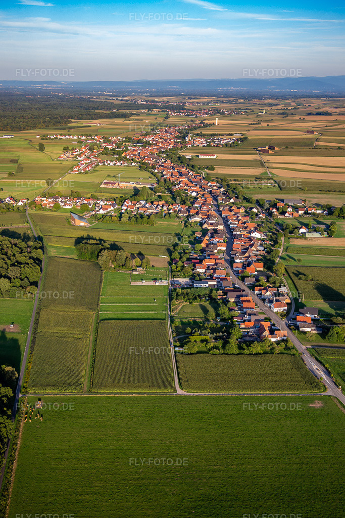 Luftbild: Ortsansicht von Westen in Schleithal im Bundesland Bas-Rhin in Frankreich. Foto: IMG_137669.jpg vom 11.08.2023 durch Werner Riehm/FLY-FOTO.de