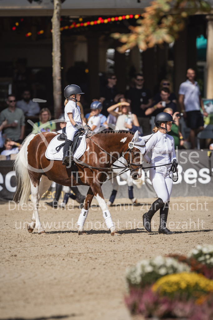 230910_OWLCh_Führzügel-128 | Deine schönsten Turniermomente als professionelle Fotos! Entdecke hochwertige Pferdesport-Fotografie im Online-Shop. Jetzt Fotos finden & bestellen!