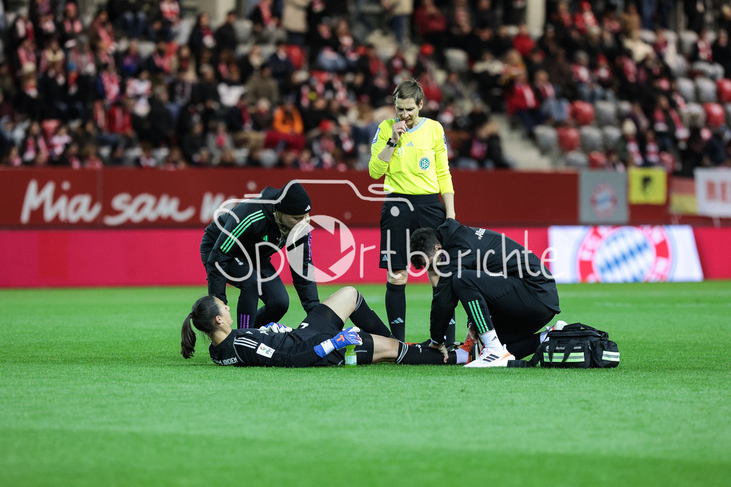 FC Bayern München Frauen - SV Werder Bremen Frauen | Die verletzte Torfrau des FC Bayern Maria-Luisa GROHS (FCB #22) wird auf dem Feld behandelt / Schiedsrichterin Christine WEIGELT