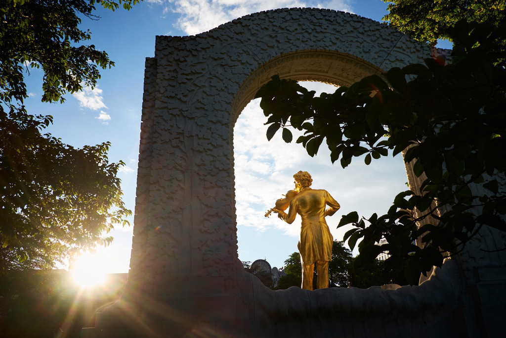 Johann Strauss Denkmal | Wien, Austria - June 12, 2016: Vergoldetes Johann Strauss Denkmal im Wiener Stadtpark, Ansicht von hinten. - Realisiert mit Pictrs.com
