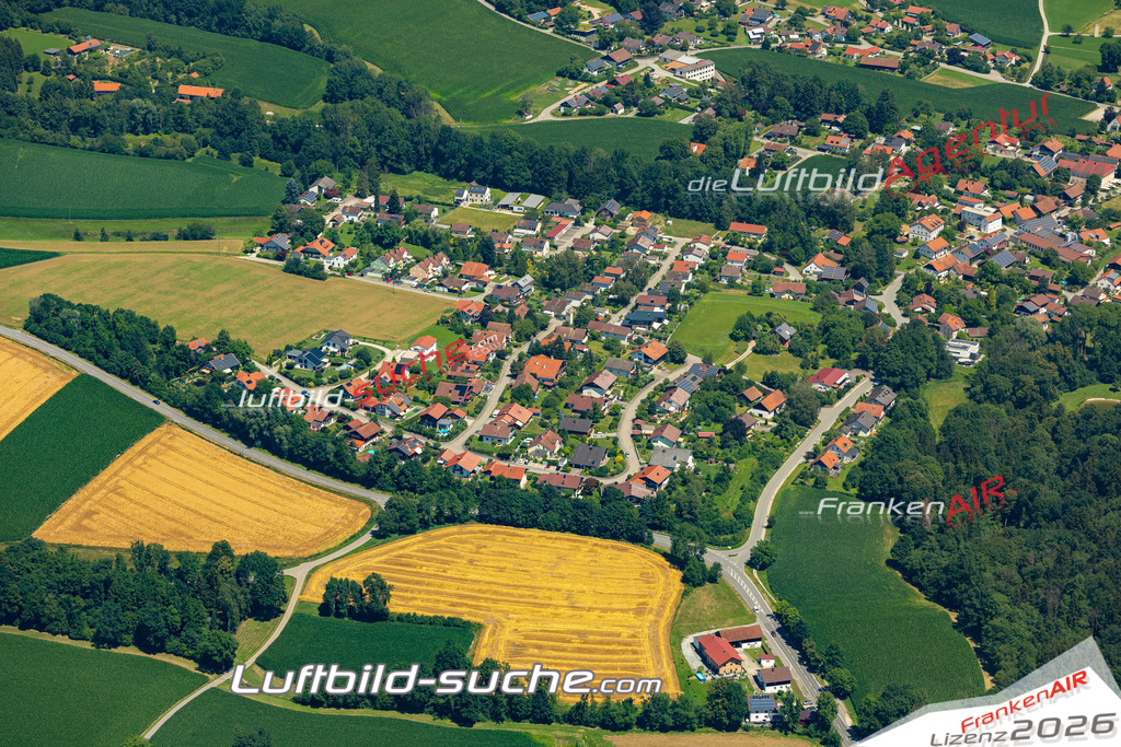 Aktuelles Luftbild von Vornbach Neuhaus am Inn - Die Luftaufnahme wurde 2022 mittels UL-Flugzeug erstellt ( keine Drohne ) - hochauflösende Kamera-Systeme von  Canon -Beste Qualität - Für grossformatige Ausdrucke geeignet. Die Geschenkidee !
