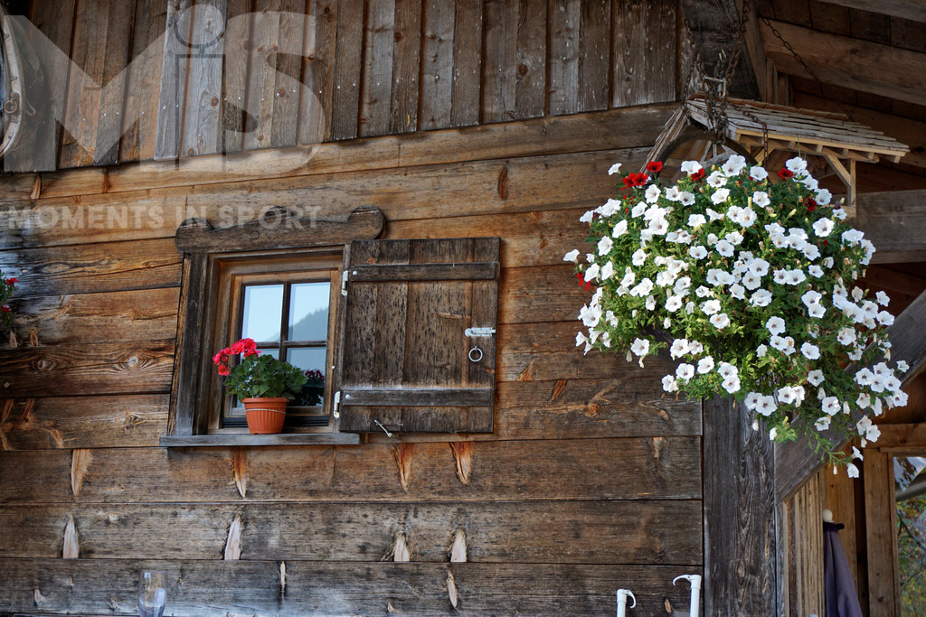 mis_171117rf02.JPG | 16.10.2017, Wandern im Trettachtal bei Oberstdorf im Allgäu (Bayern). Hütte am Cafe Jägerstand. - Realisiert mit Pictrs.com