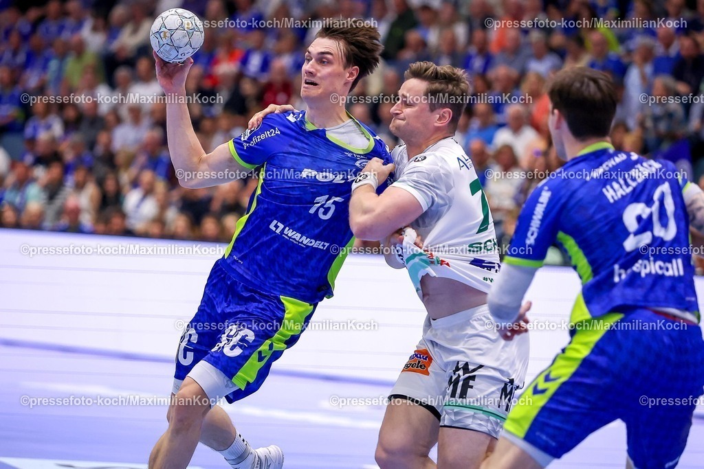 Gum30042601116 | 30.04.2026, Handball, 1. HBL, VfL Gummersbach - Frisch Auf! Göppingen, Saison 2025 / 2026 Herren, Schwalbe-Arena: Miro Schluroff (VfL Gummersbach #15) wird von David Schmidt (Frisch Auf Göppingen #77) festgemacht 