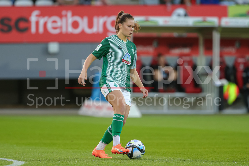 Fussball, Google Pixel Frauen-Bundesliga, SC Freiburg - SV Werder Bremen | v.li.: Emilie Bernhardt (SV Werder Bremen, 16) am Ball, Einzelbild, Ganzkörper, Aktion, Action, Spielszene, DIE DFB-RICHTLINIEN UNTERSAGEN JEGLICHE NUTZUNG VON FOTOS ALS SEQUENZBILDER UND/ODER VIDEOÄHNLICHE FOTOSTRECKEN. DFB REGULATIONS PROHIBIT ANY USE OF PHOTOGRAPHS AS IMAGE SEQUENCES AND/OR QUASI-VIDEO.