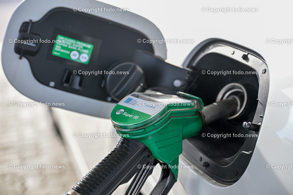 Tankstelle_ Tanken_ 10.02.2024-2 | 10.02.2024, Linz, AUT, Tankstelle, im Bild Auto, Tankstelle, Sprit, Treibstoff, Zapfsaeule, Zapfhahn, Benzin, Super 95, Superbenzin, Tanken, Feature, Symbolbild


