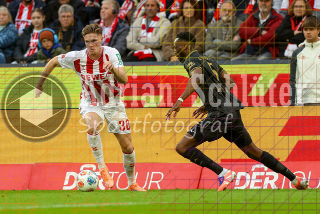 1. FC Köln vs FC Augsburg - 1. Bundesliga  | Köln, Deutschland, 18.10.25:   Marius Bülter (1. FC Köln) und Chrislain Matsima (FC Augsburg) im Kampf um den Ball waehrend des Spiels der 1. Bundesliga zwischen  1. FC Köln vs FC Augsburg im RheinEnergieStadion(Foto von Brauer-Fotoagentur / Adrian Schlueter)