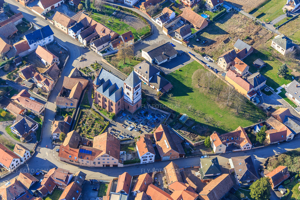 Aerial view: Église protestante luthérienne de Schwindratzheim in Schwindratzheim in the state Bas-Rhin, France. – Photo: IMG_097607.jpg taken on 03/16/2017 by Werner Riehm/FLY-FOTO.com – Resolution of the original: 4891 x 3261 px – Consistoire de Schwindratzheim