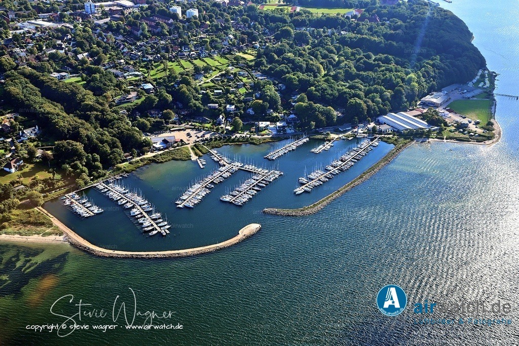 Luftbild Fahrensodde - Der Yachthafen liegt östlich unterhalb der angrenzenden Cäcilienschlucht | Der Yachthafen liegt östlich unterhalb der angrenzenden Cäcilienschlucht und ist Teil eines Küstenvorsprungs mit gleichnamigem Strand, Straße sowie Fischerei- und Yachthafen an der Flensburger Innenförde.