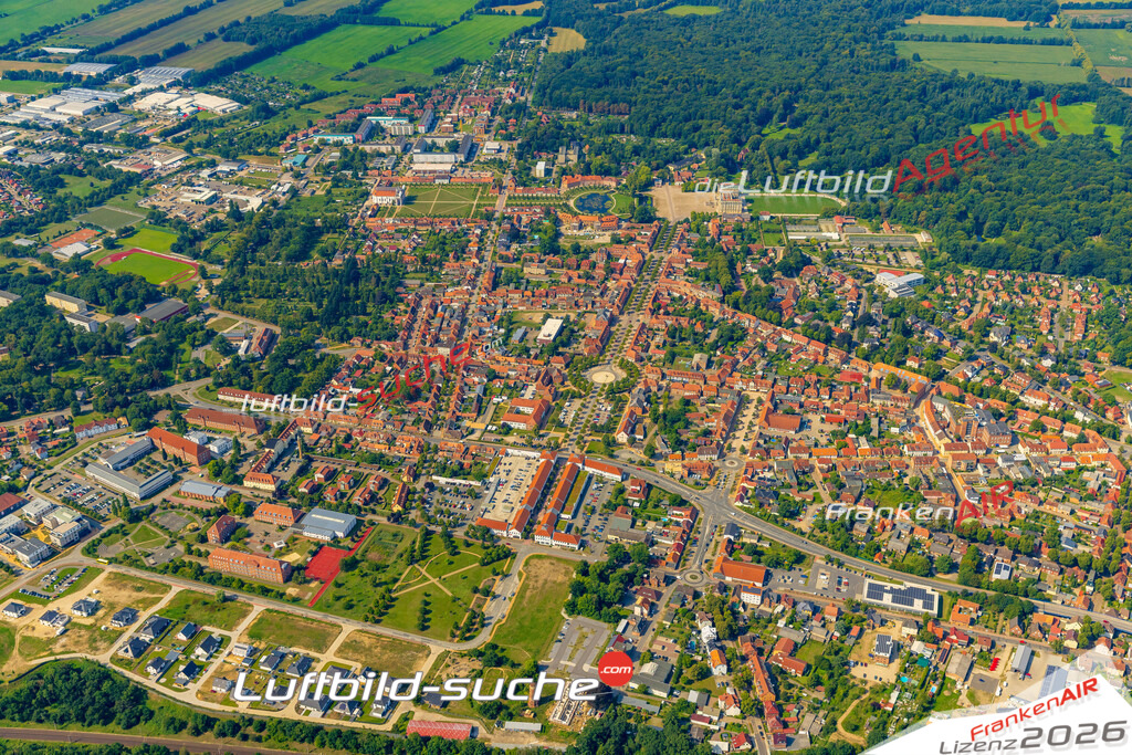 Luftaufnahme der Stadt Ludwigslust - Die Luftaufnahme wurde 2025 vom UL-Flugzeug heraus erstellt ( keine Drohne ) - Hochauflösende Luftaufnahme - für professionelle Ausdrucke geeignet. Die Geschenkidee !Hier alle&nbsp;Infos zur Lizenzierung der LuftaufnahmeWir fliegen auch dieses Jahr wieder in Ihre Region um Luftbilder zu erstellen.- Luftbild anfragen