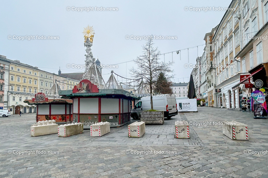 Linz_ Weihnachtsmarkt_ Terrorschutz_ 19.11.2025-1 | 19.11.2025, LINZ, AUT, Weihnachtsmarkt, im Bild Themenbild, Betonbarrieren, Betonblock, Terrorschutz, Hauptplatz, Stadt, L_nz, Sicherheit, Fußgaengerzone, Weihnachtsmarkt, Huetten, Winter, Absperrung, Verkehrsschutz, oeffentlicher Platz, Menschen, urban, Feature, Symbolbild