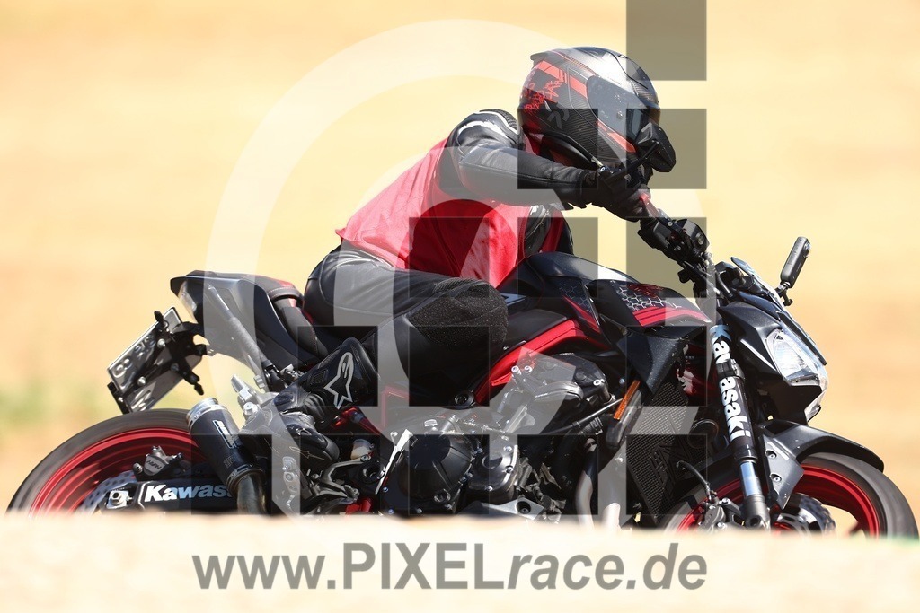 0075-20250704_02353 | Schöne Erinnerungen an spannende Momente - das festzuhalten ist unser Job. PIXELrace.de ist seit 2003 auf den Rennstrecken Europas unterwegs um die Action draußen beim Fahren und die wunderbare Stimmung imm Fahrerlager für euch einzufangen.