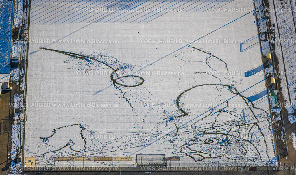 Hamm260105444 | Luftbild, Spuren in der Landschaft auf dem schneebedeckten Sportplatz der Realschule Mark, Formen und Farben, Winterlandschaft, Uentrop, Hamm, Ruhrgebiet, Nordrhein-Westfalen, Deutschland