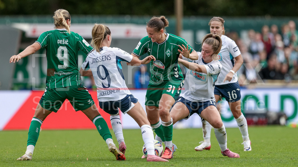 Fussball, Google Pixel Frauen-Bundesliga, SV Werder Bremen - TSG 1899 Hoffenheim | v.li.: Medina Desic (SV Werder Bremen, 9), Jill Janssens (TSG 1899 Hoffenheim, 9), Verena Wieder (SV Werder Bremen, 31) und Valesca Ampoorter (TSG 1899 Hoffenheim, 18) im Zweikampf, Duell, Dynamik, Aktion, Action, Spielszene, DIE DFB-RICHTLINIEN UNTERSAGEN JEGLICHE NUTZUNG VON FOTOS ALS SEQUENZBILDER UND/ODER VIDEOÄHNLICHE FOTOSTRECKEN. DFB REGULATIONS PROHIBIT ANY USE OF PHOTOGRAPHS AS IMAGE SEQUENCES AND/OR QUASI-VIDEO.