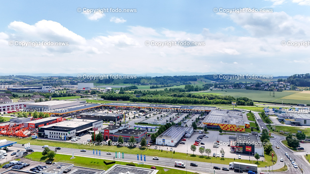 Frunpark Asten_ Parkplatz_ 07.06.2024-10 | 07.06.2024, Asten, AUT, Frunpark, Gewerbegebiet, im Bild Einkausfzentrum, Fachmarktzentrum, Parkplatz, Parkordnung, Schilder, Einfahrt, Drohne