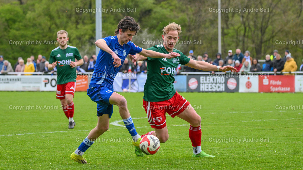 MTSV Hohenwestedt (grün) vs TuS Rotenhof (blau) | Hinrich Schröder (MTSV #30) vs Moritz Gersteuer (Rotenhof #11) / Fußball-Oberliga Männer 2025/2026 / MTSV Hohenwestedt (grün) vs TuS Rotenhof (blau) / Sportplatz Wilhelmhöh / Hohenwestedt / 25.04.26 - Realisiert mit Pictrs.com