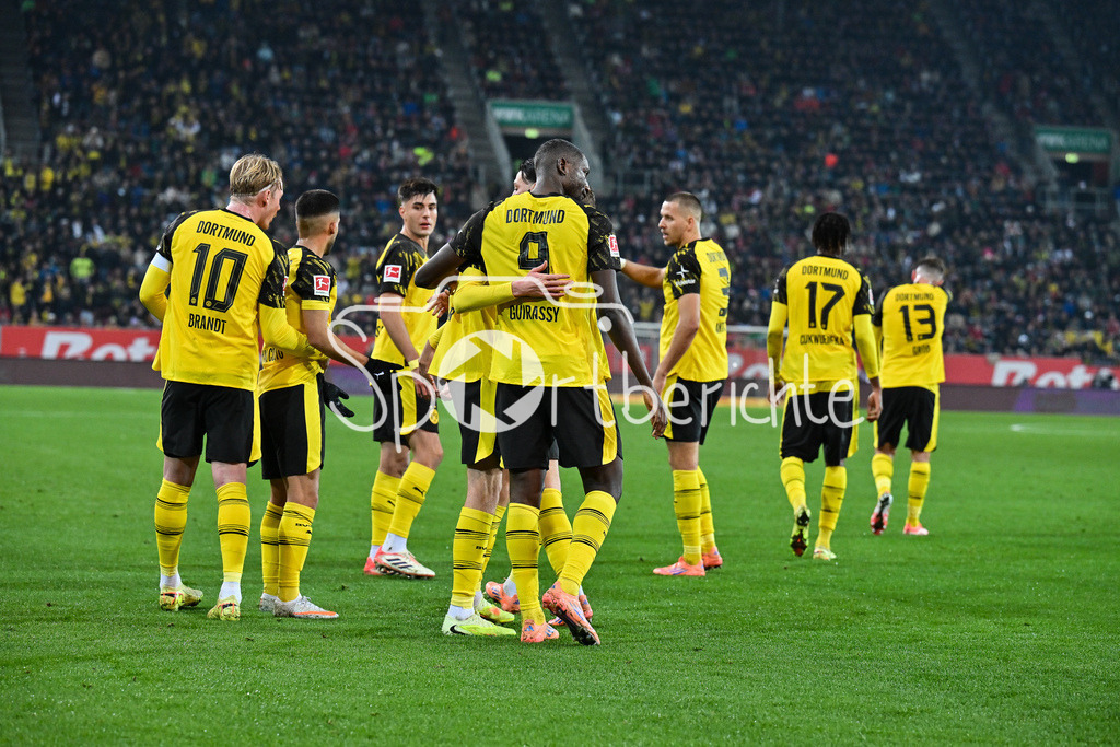 FC Augsburg - Borussia Dortmund | AUGSBURG, GERMANY - Serhou GUIRASSY (Borussia Dortmund 9) celebrates the goal to 0-1 during the bundesliga match between FC Augsburg vs. Borussia Dortmund on matchday 9 at WWK Arena on October 31, 2025 in Augsburg, Germany / DFL REGULATIONS PROHIBIT ANY USE OF PHOTOGRAPHS AS IMAGE SEQUENCES AND/OR QUASI-VIDEO / Carney CHUKWUEMEKA (Borussia Dortmund 17)