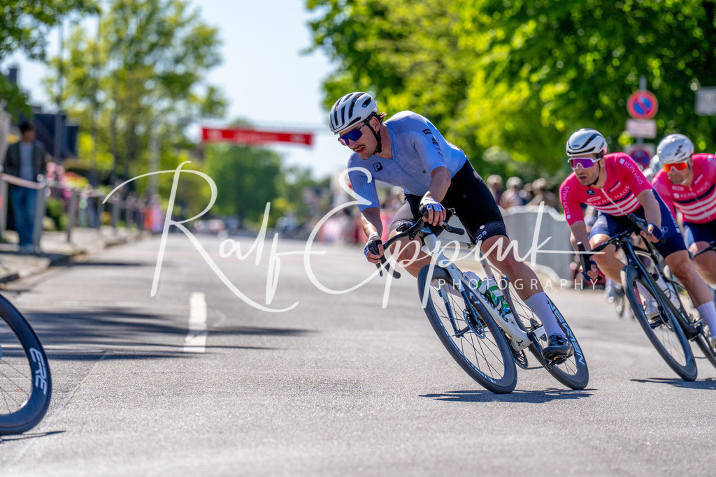Spurt in den Mai 2026 - Großer Preis der Sparkasse Neuss | Annual one-day road cycling race "Großer Preis der Sparkasse Neuss" held in Büttgen, Germany, organized by VfR Büttgen 1912 e.V. The event features multiple races across all age categories from U11 youth to Elite men. - Realisiert mit Pictrs.com