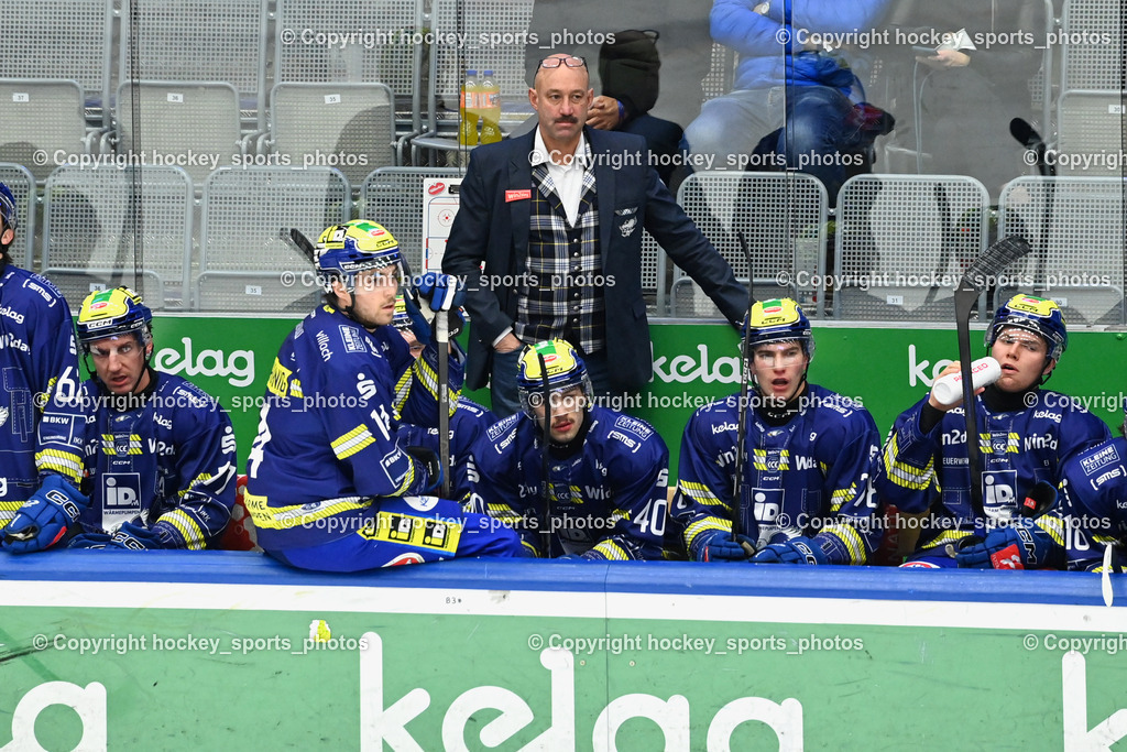 EC IDM WÄRMEPUMPEN VSV vs. Steinbach Black Wings Linz | Spielerbank EC VSV, Herbert Hohenberger Sportdirektor EC VSV, #62 Julian Raspotnig EC VSV, #77 Philipp Lindner EC VSV, #14 Johannes Tschurnig EC VSV, EC IDM WÄRMEPUMPEN VSV vs. Steinbach Black Wings Linz, EC IDM WÄRMEPUMPEN VSV vs. Steinbach Black Wings Linz am 28.11.2025 in Villach (Stadthalle Villach), Austria, (Photo by Bernd Stefan)