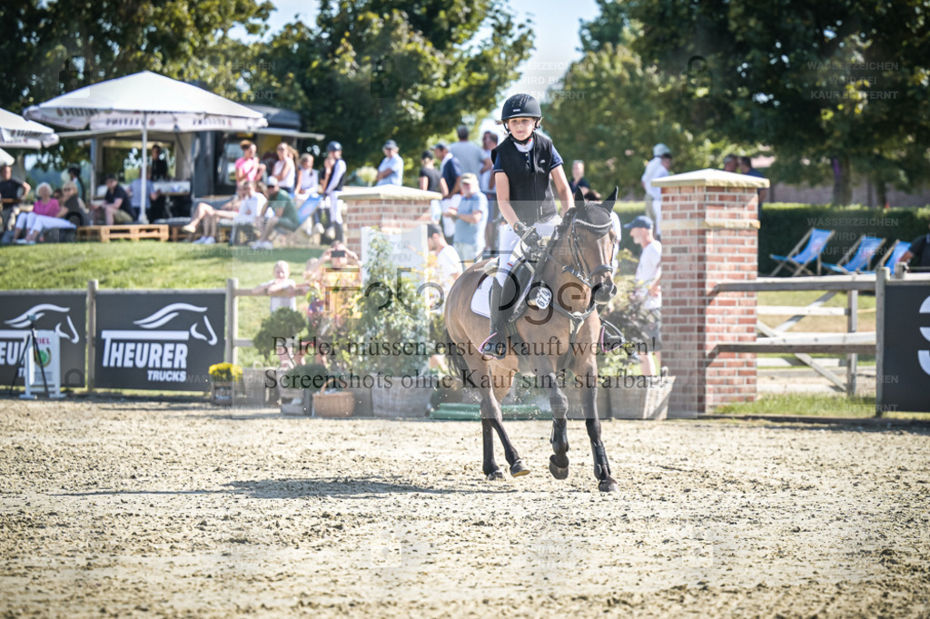DOS_1033 | Entdecke hochwertige Reitturnierfotos von Foto Oger. Professionell, emotional und authentisch – jetzt Lieblingsmomente im Shop bestellen. - Realisiert mit Pictrs.com