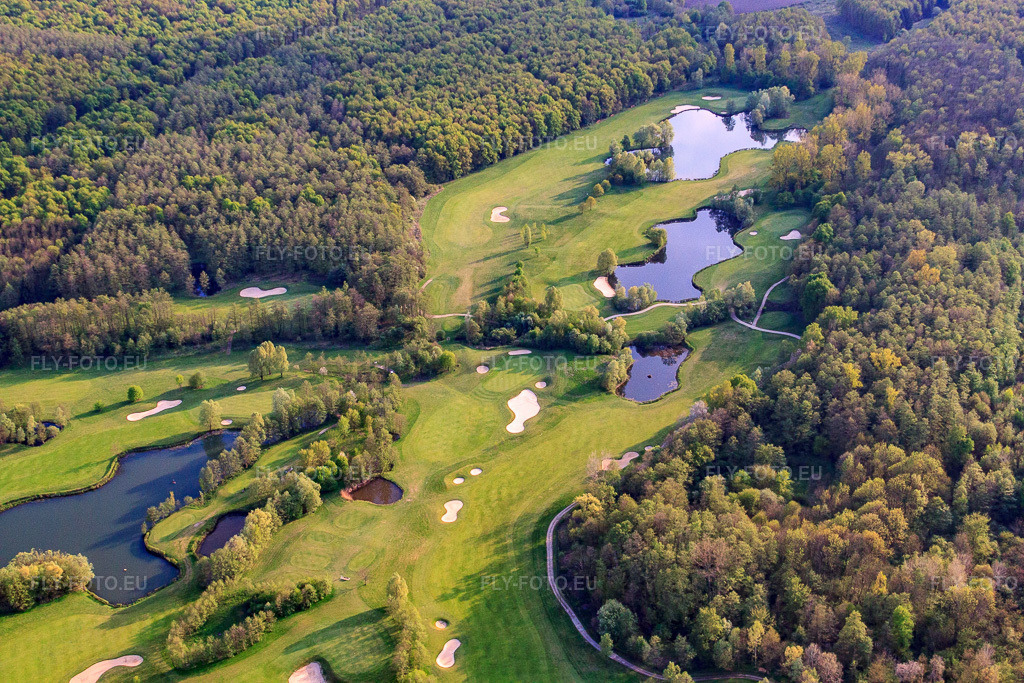 Vue aérienne: Étangs et greens du club de golf de Baden-Baden Soufflenheim à Soufflenheim dans le département Bas Rhin, France – .Photo: IMG_39503.jpg prise le 14/04/2011 par Werner Riehm/FLY-FOTO.eu – Résolution de l'original: 4752 x 3168 px