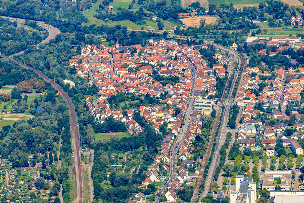 Luftbild: Rheinbrückenstraße von Osten im Ortsteil Knielingen in Karlsruhe im Bundesland Baden-Württemberg in Deutschland. Foto: IMG_32133.jpg vom 20.08.2010 durch Werner Riehm/FLY-FOTO.de