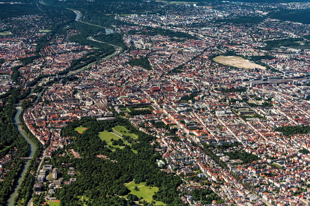 dr__0065320.jpg | MüNCHEN 15.06.2021 Stadtansicht am Ufer des Flußverlaufes der Isar in München im Bundesland Bayern, Deutschland. // City view on the river bank of the river Isar in Munich in the state Bavaria, Germany. Foto: Daniel Reiter
