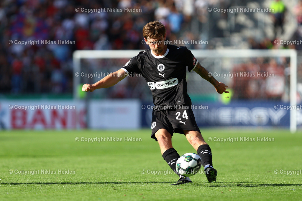 NH_FCEintrachtNorderstedt_FCStPauli_DFBPokal_16082025 | #24 Connor Metcalfe (FC St. Pauli)Fußball I Herren I DFB-Pokal I Saison 2025-2026  I 1. Runde I FC Eintracht Norderstedt - FC St. Pauli I 16.08.2025 I Millerntor-Stadion