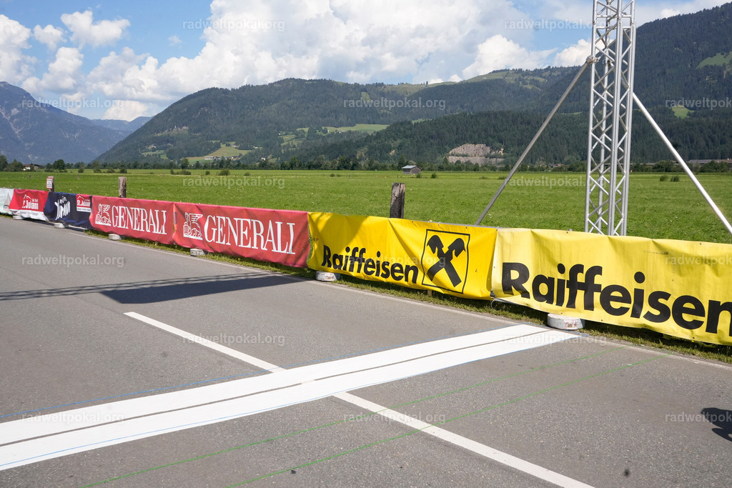 848_20230817_Bewerb_Maenner_Muehlanger | AUT - OESTERREICH, 2023-08-16: SPORT RENNRAD-FAHREN - 55. INTERNATIONALER RADWELTPOKAL IN ST. JOHANN IN TIROL  - Vintage-Radrennen mit WM-Bronze-Medaillen-Siegerin Christina Schweinberger, den Teilnehmer und Alexander Baumann (vom Orginastions-Team) - TAG 2 BEWERB MAENNER IN SECHS GRUPPEN  ; Foto: Roland Muehlanger