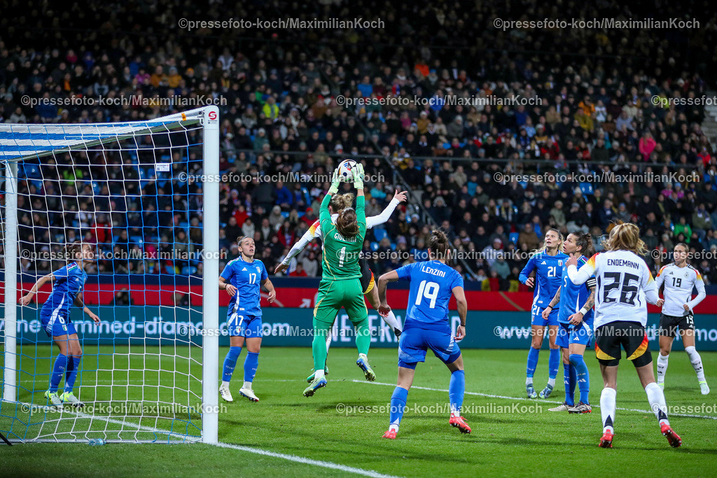 DFB02122401140 | 02.12.2024, Fußball Länderspiel Frauen, Deutschland - Italien, Vonovia-Ruhrstadion Bochum, Saison 2024 2025: Strafraumszene Torwart Laura Giuliani (ITA #1) verteidigt das Tor gegen Laura Freigang (GER #10) nach EckballDFB regulations prohibit any use of photographs as image sequences and or quasi-video.