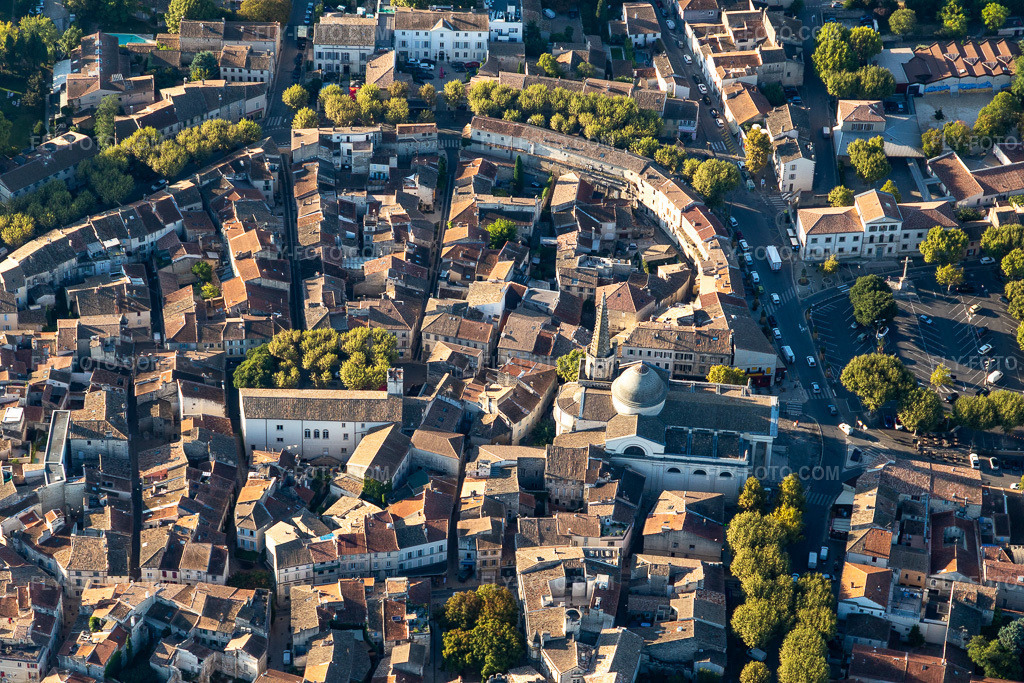 Aerial view: Old town area and city center in Saint-Remy-de-Provence in Saint-Rémy-de-Provence in the state Bouches du Rhone, France. – Photo: IMG_129630.jpg taken on 09/23/2021 by Werner Riehm/FLY-FOTO.com – Resolution of the original: 5472 x 3648 px