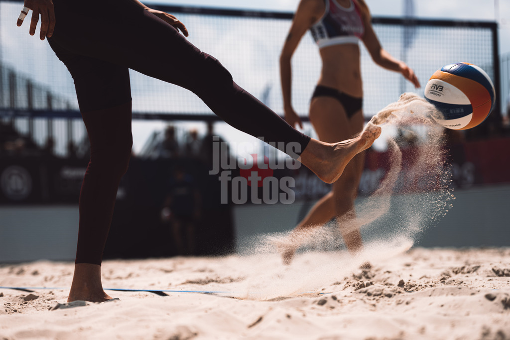 Beachvolleyball | Frauen | German Beach Tour 2024 | Tourstop Bremen | 08.06.2024 | Symbolbild Volleyball wird von Fuß getreten