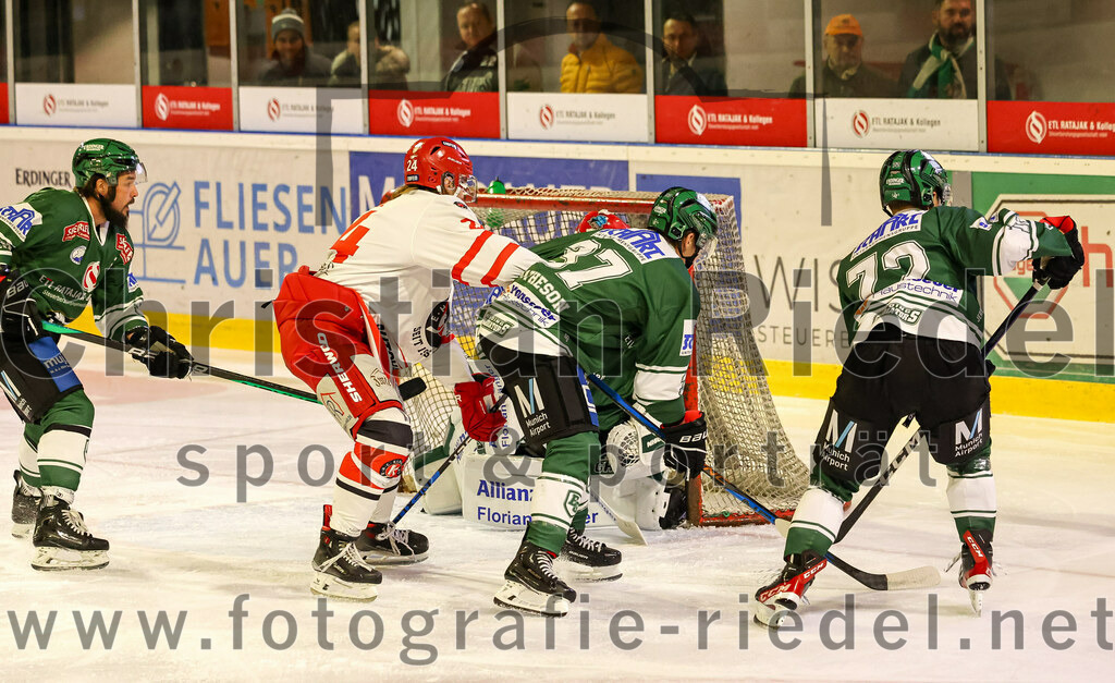 2023-10-20_046_TSV_Erding_gegen_EHC_Klostersee | Erding, Deutschland, 20.10.2023:.Eishockey, Bayernliga Vorrunde 2023 / 2024, 2. Spieltag, TSV Erding gegen EHC Klostersee, Endergebnis: 7:2..Rudolf Lorenz (Erding Gladiators, #91), Julian Dengl (EHC Klostersee, #24), Cheyne Matheson (Erding Gladiators, #37), Leon Abstreiter (Erding Gladiators, #72)..Foto: Christian Riedel / fotografie-riedel.net