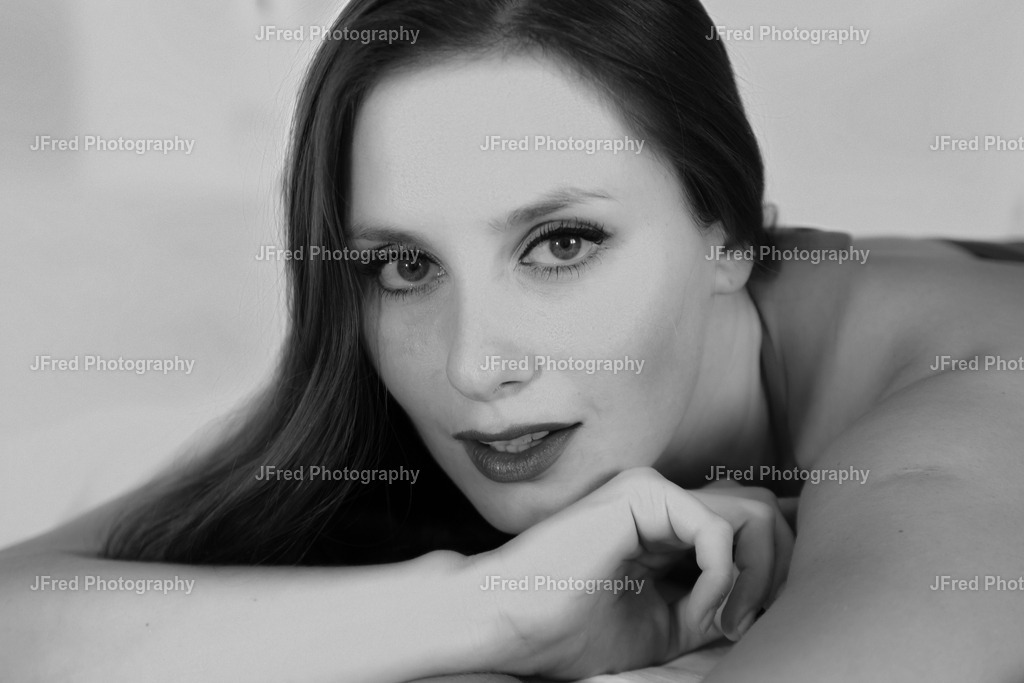 Veronica | Hochwertige Fotografie Drucke und FineART Prints von Models im Studio oder OnLocation. NudeART Shootings als ästhetische moderne Nude Fotografie. - Realisiert mit Pictrs.com