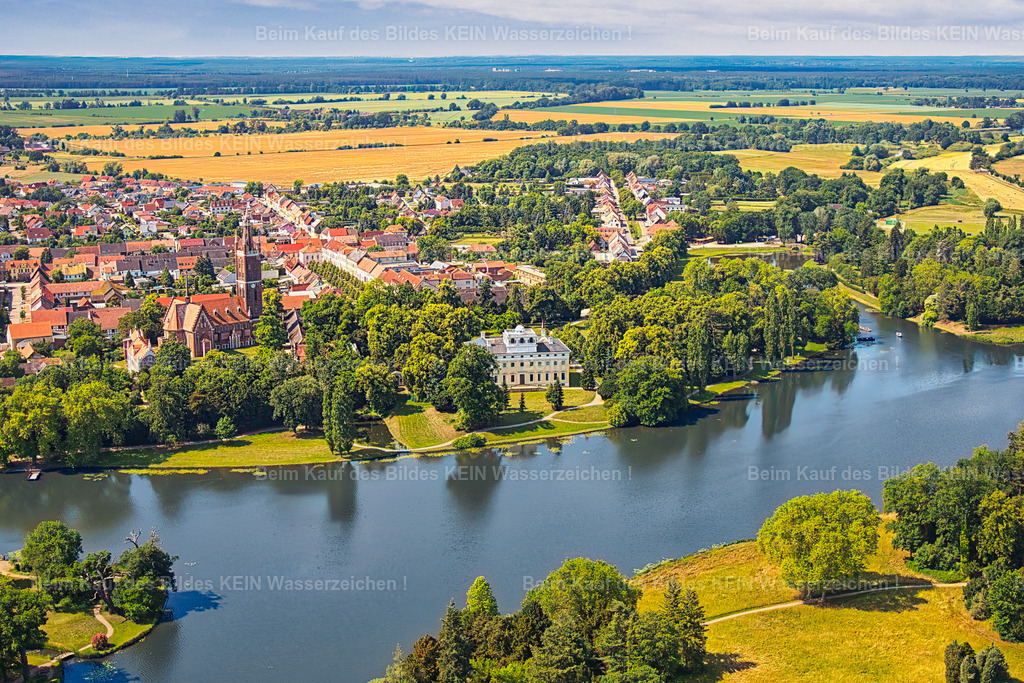 Wörlitzer_Park_7695 | Der Wörlitzer Park, auch Wörlitzer Anlagen, ist ein Landschaftsgarten in Wörlitz im Landkreis Wittenberg,  Der Park liegt am Wörlitzer See,  Er gehört zum Netzwerk Gartenträume Sachsen-Anhalt sowie zum Dessau-Wörlitzer Gartenreich, einer UNESCO-Welterbestätte. - Realisiert mit Pictrs.com