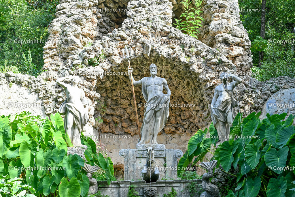 Arboretum von Trsteno_ Kroatien_ 11.10.2023-28 | 11.10.2023, Kroatien, HRV, Trsteno im Bild Arboretum, Trsteno, Hafen, Pflanzen, Brunnen, Neptunbrunnen, Wege, Palmen, Eukalyptus, Lorbeer, Kakteen, Zitrus, Oliven, Filmkulisse Game of Thrones

Das Arboretum von Trsteno befindet sich etwa 18 Kilometer nordwestlich der Stadt Dubrovnik im Sueden Kroatiens. Als einziges Arboretum an der oestlichen Adria-Kueste stellt es die aelteste Sammlung exotischer Baeume und Pflanzen des Landes dar.
Die Gartenanlage befindet sich entlang der Kuestenstraße zwischen den Ortschaften Orašac und Slano.
Quelle: Wikipedia