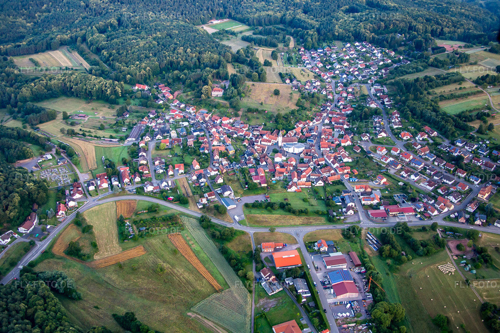 Luftbild: Ortsansicht von Osten im Ortsteil Gossersweiler in Gossersweiler-Stein im Bundesland Rheinland-Pfalz in Deutschland. Foto: IMG_091856.jpg vom 16.07.2016 durch Werner Riehm/FLY-FOTO.de