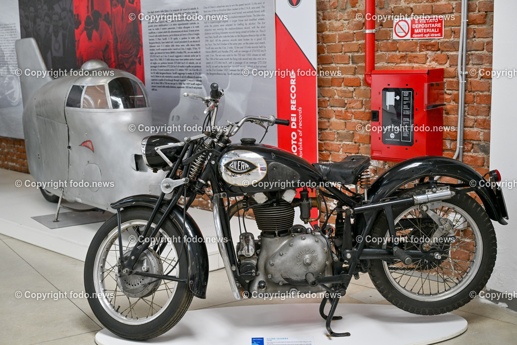 Italien_ Toskana_ Provinz Pisa_ Pontedera_ Vespa_ 29.05.2024-78 | 29.05.2024, Italien, ITA, Toskana, Pontedera im Bild Piaggio, Vespa, Museum

Piaggio ist ein italienischer Fahrzeughersteller mit Sitz in Pontedera. Das Unternehmen produziert verschiedene Mofas und Motorroller, unter anderem die Vespa, das Lastendreirad Ape sowie den Kleintransporter Porter. Zum Konzern gehören auch die Motorradmarken Aprilia, Derbi, Gilera, Laverda und Moto Guzzi. 
Quelle: Wikipedia