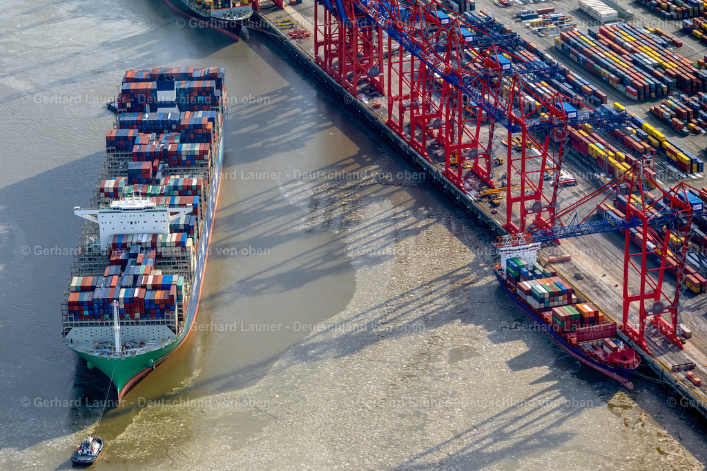 4044608 | HAMBURG 14.02.2021 Containerschiff "CMA CGM LOUVRE" am Burchardkai im Hafen im Ortsteil Waltershof in Hamburg, Deutschland. Weiterführende Informationen bei: CMA CGM (DEUTSCHLAND) GMBH HAMBURG,  Hamburger Hafen und Logistik Aktiengesellschaft. // Container ship "CMA CGM LOUVRE" at Burchardkai in the harbor in the district Waltershof in Hamburg, Germany. Further information at: CMA CGM (DEUTSCHLAND) GMBH HAMBURG,  Hamburger Hafen und Logistik Aktiengesellschaft. Foto: Gerhard Launer
