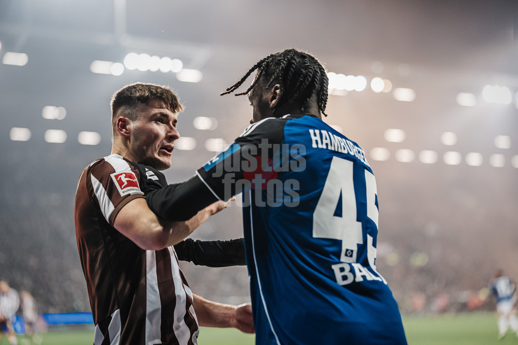 Fußball | Männer | Saison 2025/2026  | Fußball-Bundesliga | 19. Spieltag | FC St. Pauli vs. Hamburger SV | 23.01.2026 | Rangelei zwischen v.l. Arkadiusz Pyrka (#11, FC St. Pauli) und Fabio Balde (#45, HSV)
