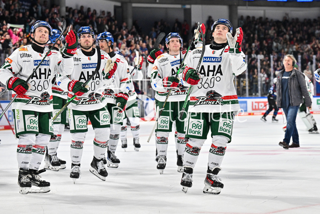 Nürnberg Ice Tigers - Augsburger Panther | Die Spieler der Augsburger Panther bedanken sich bei den mitgereisten Fans, Florian ELIAS (Augsburger Panther #67), Luca TOSTO (Augsburger Panther #77), Kyle MAYHEW (Augsburger Panther 27) und Moritz ELIAS (Augsburger Panther #46) / DEL: Nürnberg Ice Tigers - Augsburger Panther; PSD Bank Nürnberg ARENA am 12.09.2025
