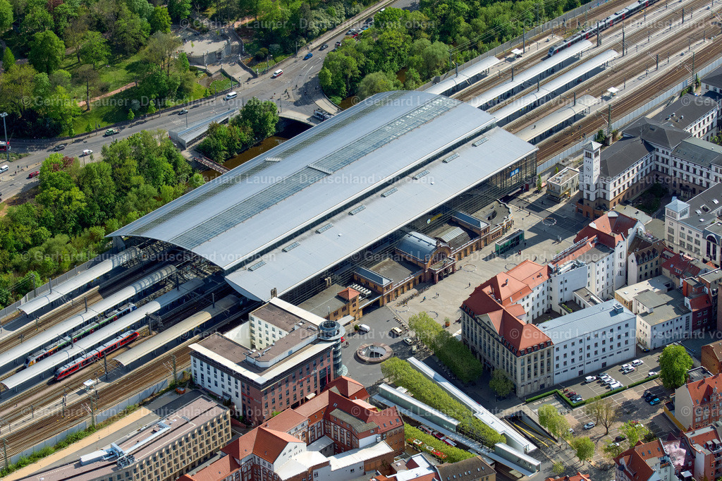 4025654 | ERFURT 06.05.2020 Gleisverlauf und Gebäude des Hauptbahnhofes der Deutschen Bahn in Erfurt im Bundesland Thüringen, Deutschland. Weiterführende Informationen bei: DB Netz AG,  DB Station&amp;Service AG,  Donges SteelTec GmbH,  HENSEL INGENIEUR GMBH,  Ingenieurbüro Plaschnick. // Track progress and building of the main station of the railway in Erfurt in the state Thuringia, Germany. Further information at: DB Netz AG,  DB Station&amp;Service AG,  Donges SteelTec GmbH,  HENSEL INGENIEUR GMBH,  Ingenieurbuero Plaschnick. Foto: Gerhard Launer
