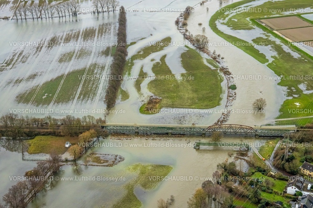 Schwerte231201463-topaz | Luftbild, Ruhrhochwasser, Weihnachtshochwasser 2023, Fluss Ruhr tritt nach starken Regenfällen über die Ufer, Überschwemmungsgebiet an der Gelben Brücke Ruhrtalradweg, Wiesen und Bäume im Wasser, Wandhofen, Schwerte, Ruhrgebiet, Nordrhein-Westfalen, Deutschland