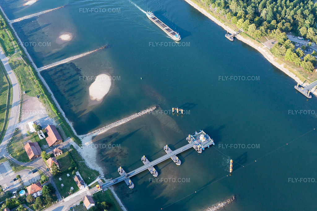 Aerial view: Plittersdorf: Solar ferry across the Rhine in Seltz in the state Bas-Rhin, France.Photo: IMG_109167.jpg taken on 07/25/2018 by Werner Riehm/FLY-FOTO.comResolution of the original: 5472 x 3648 px